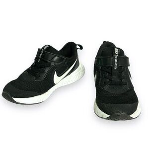 NIKE Black & White Unisex Child Revolution 5 Running Shoe